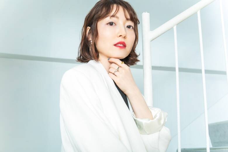 花澤香菜が語る、声優という仕事との向き合い方 コンプレックスを超えて見つけた自分らしい表現【花澤香菜をつくる6つのピース】