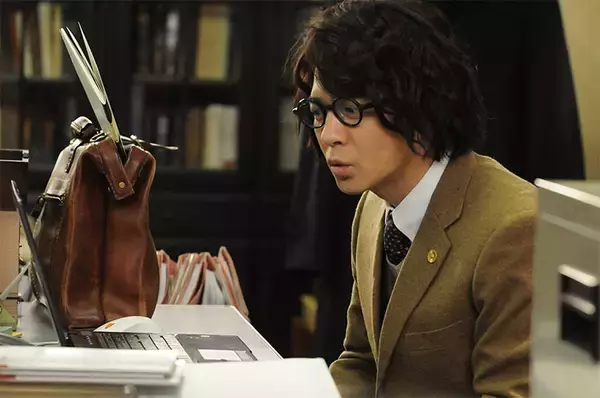 「吉岡秀隆が優しさ溢れる演技で不器用な天才弁護士を好演！杏の軽やかな存在感も光る「猫弁と透明人間」」の画像