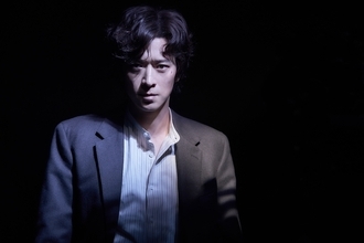 カン・ドンウォンのスター性が際立つ韓国映画「憑依」 インチキ祈祷師役で見せるコミカルさとシリアスな表情