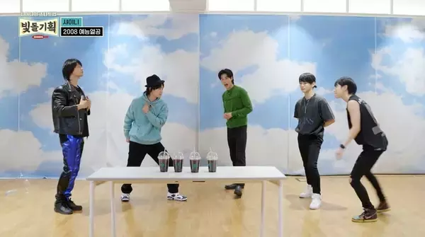 「東方神起、デビュー22周年！ストイックに頂点を極め続けるユンホと、後輩からも慕われるチャンミン――長く愛され続ける2人の誠実で親しみやすい素顔」の画像