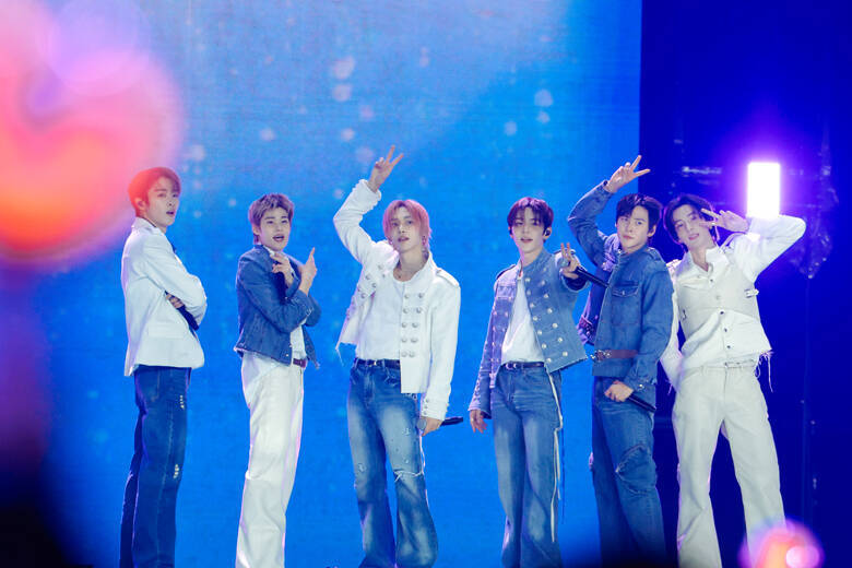 BTSの完全体復活で勢いづくHYBE勢が躍動！7人の絆が垣間見えたENHYPEN、ヨンジュンのソロも鮮烈なTOMORROW X TOGETHERら、K-POPの勢いを象徴する"国立競技場"の熱狂