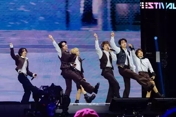 「BTSの完全体復活で勢いづくHYBE勢が躍動！7人の絆が垣間見えたENHYPEN、ヨンジュンのソロも鮮烈なTOMORROW X TOGETHERら、K-POPの勢いを象徴する"国立競技場"の熱狂」の画像