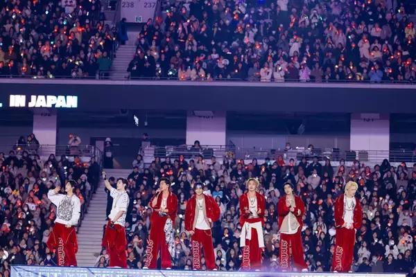 「BTSの完全体復活で勢いづくHYBE勢が躍動！7人の絆が垣間見えたENHYPEN、ヨンジュンのソロも鮮烈なTOMORROW X TOGETHERら、K-POPの勢いを象徴する"国立競技場"の熱狂」の画像