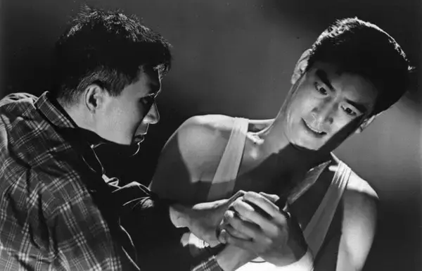 「デビュー2年目の高倉健の瑞々しい演技！勝気な空中ブランコ乗り役が刺激的な「空中サーカス 嵐を呼ぶ猛獣」」の画像