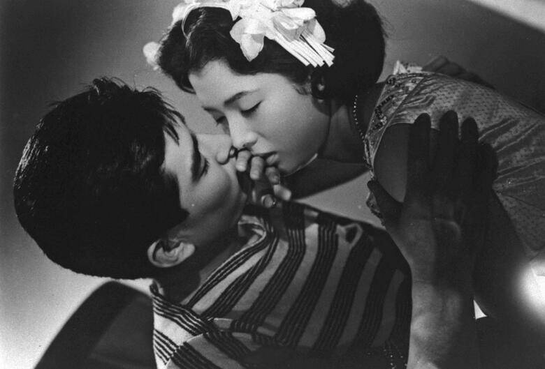 デビュー2年目の高倉健の瑞々しい演技！勝気な空中ブランコ乗り役が刺激的な「空中サーカス 嵐を呼ぶ猛獣」