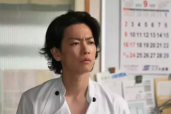 「竹野内豊と佐藤健の存在が物語を彩る！綾瀬はるか主演「義母と娘のブルース」で演じた、陽だまりの父と不器用な青年」の画像