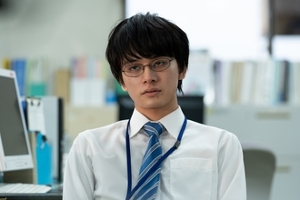 北村匠海が"闇落ち公務員"に！？ 生気のない瞳で魅せる、河合優実×窪田正孝と描く"クズとワル"の映画「悪い夏」