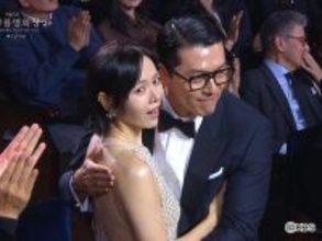 ヒョンビン＆ソン・イェジン夫妻の熱いハグ＆スピーチ！互いへの深い愛情が伝わる「第46回 青龍映画賞」の名場面