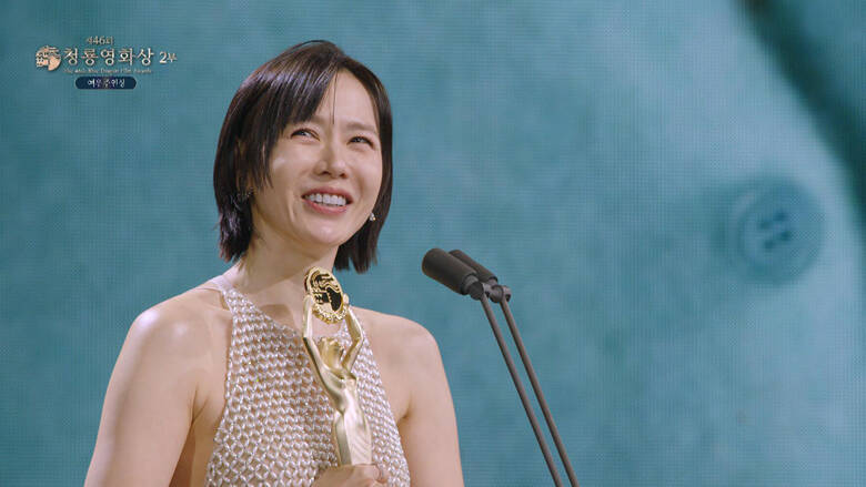 ヒョンビン＆ソン・イェジン夫妻の熱いハグ＆スピーチ！互いへの深い愛情が伝わる「第46回 青龍映画賞」の名場面