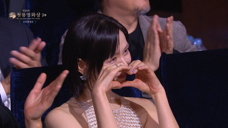 ヒョンビン＆ソン・イェジン夫妻の熱いハグ＆スピーチ！互いへの深い愛情が伝わる「第46回 青龍映画賞」の名場面