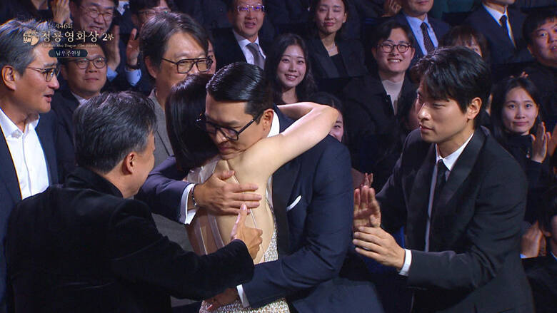 ヒョンビン＆ソン・イェジン夫妻の熱いハグ＆スピーチ！互いへの深い愛情が伝わる「第46回 青龍映画賞」の名場面