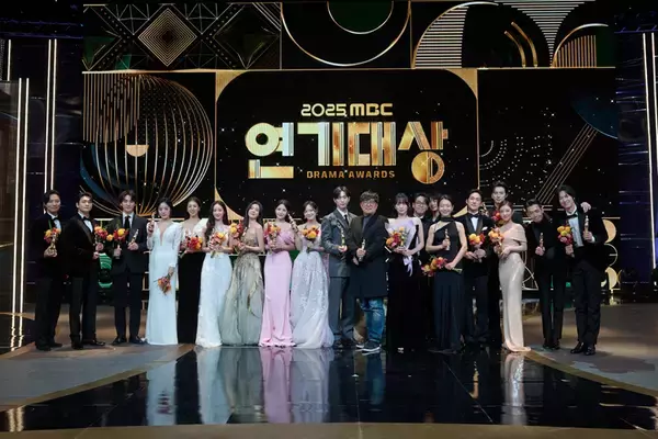 「チャン・ギヨンの"寸止めキス"、テギョン(2PM)の愛の告白、熱愛が噂されたカン・テオの甘いスピーチ...名場面が続々！2025年のMBC・SBS・KBS演技大賞【受賞結果まとめ】」の画像