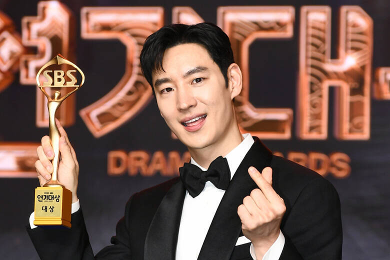 チャン・ギヨンの"寸止めキス"、テギョン(2PM)の愛の告白、熱愛が噂されたカン・テオの甘いスピーチ...名場面が続々！2025年のMBC・SBS・KBS演技大賞【受賞結果まとめ】