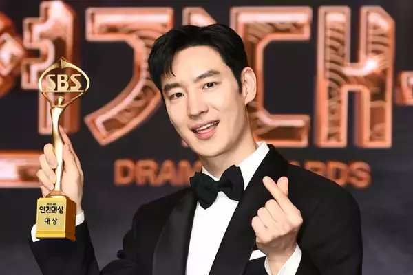 「チャン・ギヨンの"寸止めキス"、テギョン(2PM)の愛の告白、熱愛が噂されたカン・テオの甘いスピーチ...名場面が続々！2025年のMBC・SBS・KBS演技大賞【受賞結果まとめ】」の画像