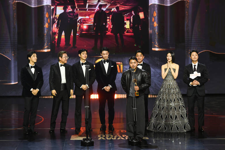 チャン・ギヨンの"寸止めキス"、テギョン(2PM)の愛の告白、熱愛が噂されたカン・テオの甘いスピーチ...名場面が続々！2025年のMBC・SBS・KBS演技大賞【受賞結果まとめ】