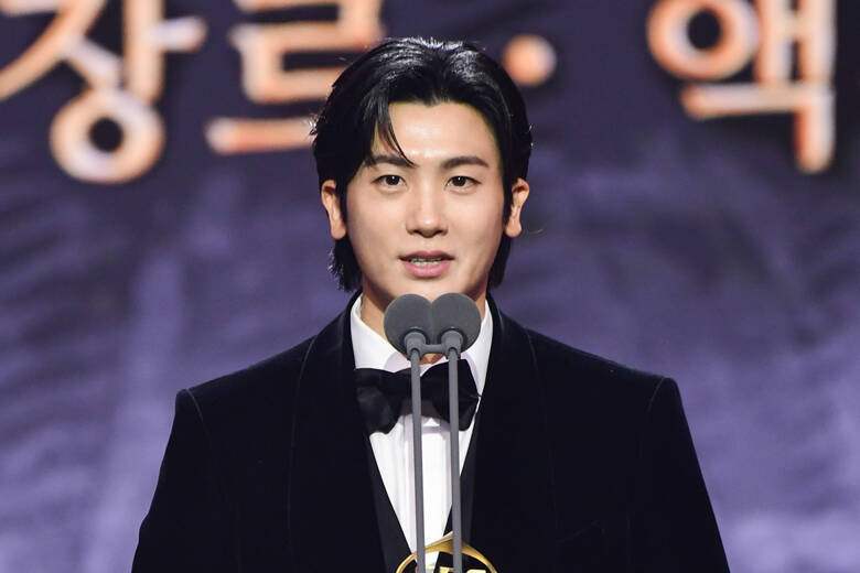 チャン・ギヨンの"寸止めキス"、テギョン(2PM)の愛の告白、熱愛が噂されたカン・テオの甘いスピーチ...名場面が続々！2025年のMBC・SBS・KBS演技大賞【受賞結果まとめ】