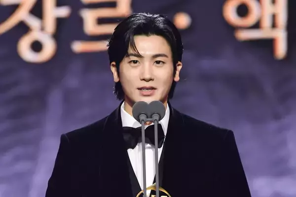「チャン・ギヨンの"寸止めキス"、テギョン(2PM)の愛の告白、熱愛が噂されたカン・テオの甘いスピーチ...名場面が続々！2025年のMBC・SBS・KBS演技大賞【受賞結果まとめ】」の画像