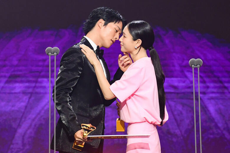 チャン・ギヨンの"寸止めキス"、テギョン(2PM)の愛の告白、熱愛が噂されたカン・テオの甘いスピーチ...名場面が続々！2025年のMBC・SBS・KBS演技大賞【受賞結果まとめ】