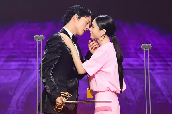 「チャン・ギヨンの"寸止めキス"、テギョン(2PM)の愛の告白、熱愛が噂されたカン・テオの甘いスピーチ...名場面が続々！2025年のMBC・SBS・KBS演技大賞【受賞結果まとめ】」の画像