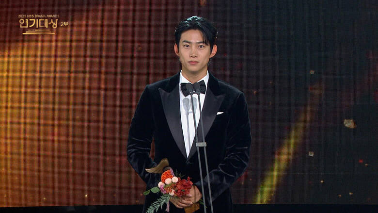 チャン・ギヨンの"寸止めキス"、テギョン(2PM)の愛の告白、熱愛が噂されたカン・テオの甘いスピーチ...名場面が続々！2025年のMBC・SBS・KBS演技大賞【受賞結果まとめ】