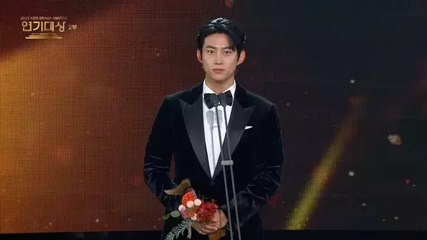 「チャン・ギヨンの"寸止めキス"、テギョン(2PM)の愛の告白、熱愛が噂されたカン・テオの甘いスピーチ...名場面が続々！2025年のMBC・SBS・KBS演技大賞【受賞結果まとめ】」の画像