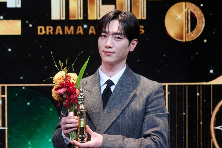 チャン・ギヨンの"寸止めキス"、テギョン(2PM)の愛の告白、熱愛が噂されたカン・テオの甘いスピーチ...名場面が続々！2025年のMBC・SBS・KBS演技大賞【受賞結果まとめ】