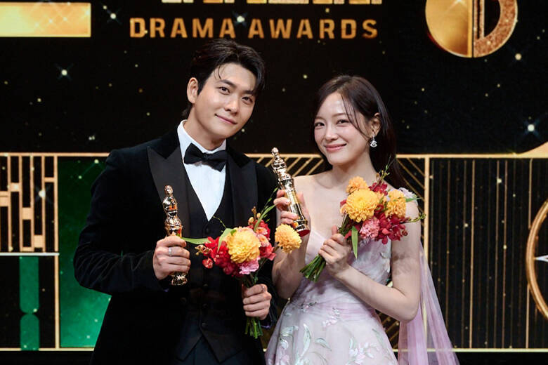 チャン・ギヨンの"寸止めキス"、テギョン(2PM)の愛の告白、熱愛が噂されたカン・テオの甘いスピーチ...名場面が続々！2025年のMBC・SBS・KBS演技大賞【受賞結果まとめ】