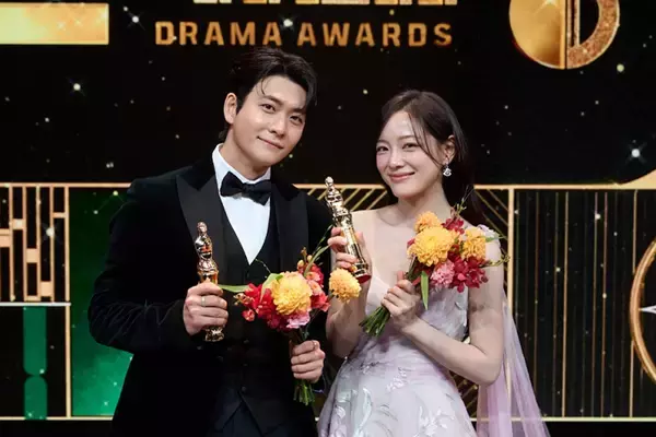 「チャン・ギヨンの"寸止めキス"、テギョン(2PM)の愛の告白、熱愛が噂されたカン・テオの甘いスピーチ...名場面が続々！2025年のMBC・SBS・KBS演技大賞【受賞結果まとめ】」の画像