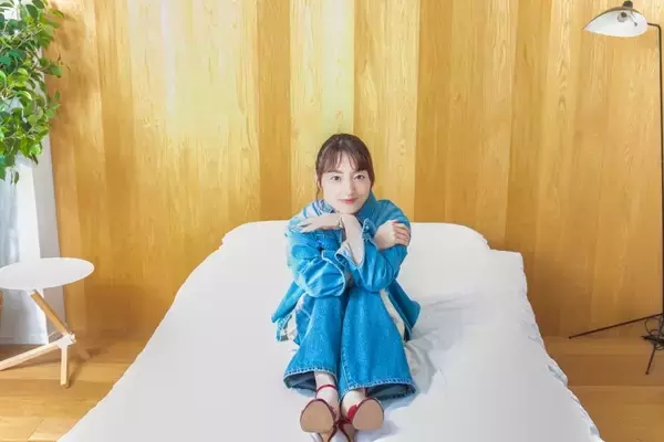 「花澤香菜が語る、学生時代から続く友情と戸松遥との絆 「仲良くなりたい人にはグイグイ行く」【花澤香菜をつくる6つのピース】」の画像