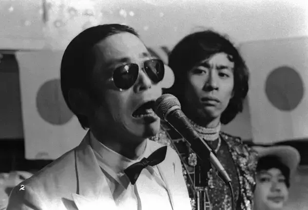 「所ジョージ×タモリが大暴れで存在感抜群！若き日の柄本明も出演、スターたちが異彩を放つ「下落合焼とりムービー」」の画像