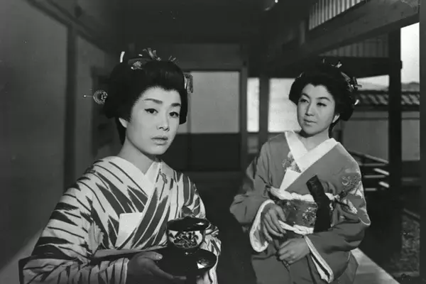 美空ひばりの底知れぬ実力を味わえる！一人二役に挑戦し、美しい歌声も披露した「おこんの初恋　花嫁七変化」