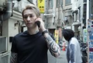 町田啓太がタトゥー姿で放つ貫禄...柳楽優弥＆松村北斗扮するバディが裏社会の暗部に足を踏み入れる「九条の大罪」