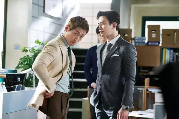 「ナムグン・ミンの"動"と2PM ジュノの"静"が奇跡の融合 火花を散らす痛快コメディ「キム課長とソ理事～Bravo! Your Life～」」の画像