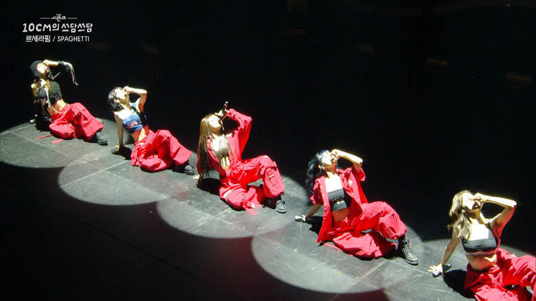 SAKURA(サクラ)も大感激！新年、全米を魅了したLE SSERAFIM(ルセラフィム)に対し、「これほど完璧なチームは見たことがない」と絶賛した10CM(シプセンチ)の言葉とは？