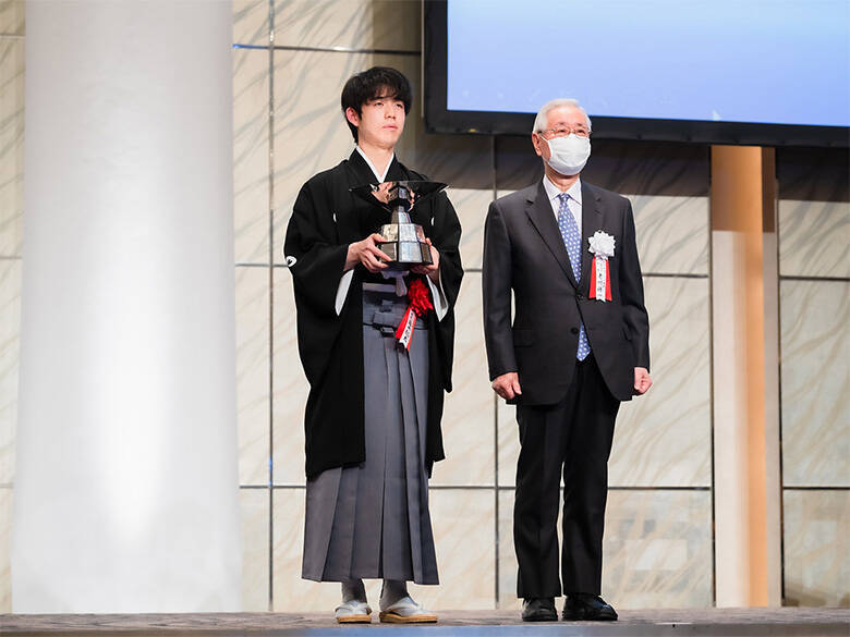 朝日杯で羽生善治九段に並ぶ「5度目V」の快挙！藤井聡太の2月の対局を振り返る