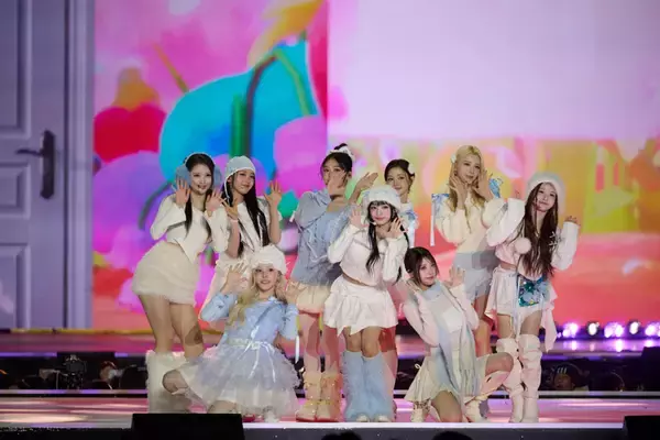 「BTS・Jung Kookへのリスペクトを感じるLE SSERAFIM(ルセラフィム)・KAZUHAの圧巻のソロパフォーマンスも！「KBS歌謡祭」だからこそ実現した名場面の数々」の画像