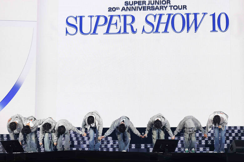 20周年を迎えたSUPER JUNIORと"E.L.F"の絆...日本最終公演の"熱狂"とメンバーたちの感謝の気持ちを収めたバックステージの様子とは？