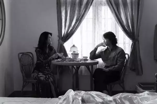 「綾野剛、⽥中麗奈の"即興の蹴り"を絶賛「『最高！』と思いましたね(笑)」 映画『星と月は天の穴』インタビュー」の画像