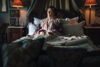 アンジェリカ・ヒューストンが語る、"ベッドの上の女家長"の素顔――『アガサ・クリスティー　ゼロ時間へ』インタビュー