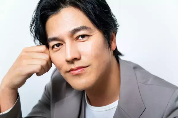 「俳優・要潤が25年前『仮面ライダーアギト』でデビューした当時の自分に伝えたいこととは？」の画像