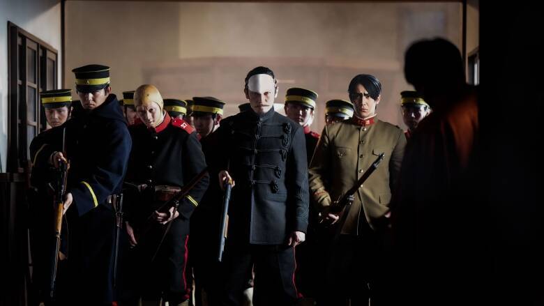 泥臭い魅力を放つ山崎賢人、鶴見中尉の恐ろしき狂気を完全再現する玉木宏ら「ゴールデンカムイ 網走監獄襲撃編」の随所に溢れる原作へのリスペクト