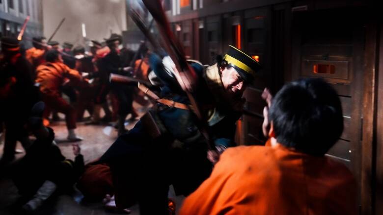 泥臭い魅力を放つ山崎賢人、鶴見中尉の恐ろしき狂気を完全再現する玉木宏ら「ゴールデンカムイ 網走監獄襲撃編」の随所に溢れる原作へのリスペクト