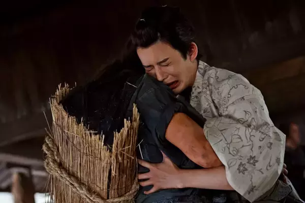 「白装束を纏う長尾謙杜(なにわ男子)の鮮烈な美青年ぶり...「国宝」効果による歌舞伎人気が高まる中、映画「木挽町のあだ討ち」に集まる評判の声」の画像