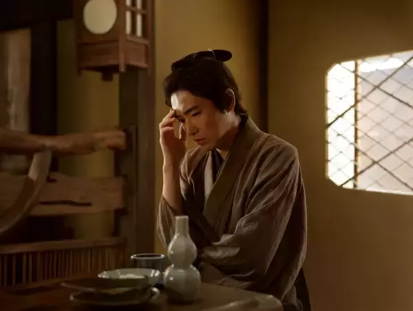 「白装束を纏う長尾謙杜(なにわ男子)の鮮烈な美青年ぶり...「国宝」効果による歌舞伎人気が高まる中、映画「木挽町のあだ討ち」に集まる評判の声」の画像