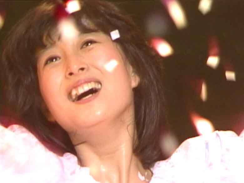 45年を経ても褪せない可憐さ！河合奈保子の稀有なアイドル性、名曲「けんかをやめて」「スマイル・フォー・ミー」...圧巻の歌唱力が分かるカバー曲メドレーも