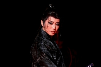 劇団☆新感線×宝塚歌劇の初コラボ！礼真琴が退団公演で魅せた"鬼殺し"「阿修羅城の瞳('25年星組・東京・千秋楽)」