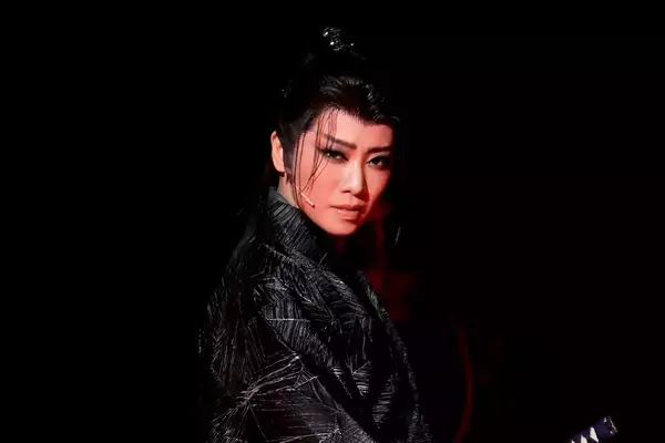 「劇団☆新感線×宝塚歌劇の初コラボ！礼真琴が退団公演で魅せた"鬼殺し"「阿修羅城の瞳('25年星組・東京・千秋楽)」」の画像