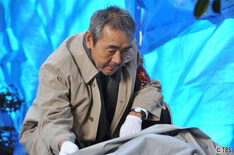 寺尾聰が刑事と父親の狭間で揺れる葛藤を、味わい深く表現！謎で満ちた殺人事件を題材にした『宮部みゆき原作「理由」』