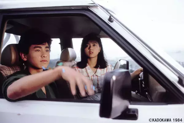 「薬師丸ひろ子、1984年の主演作「メイン・テーマ」の魅力――名曲とともに19歳の揺れる心を映し出す青春ロードムービー」の画像