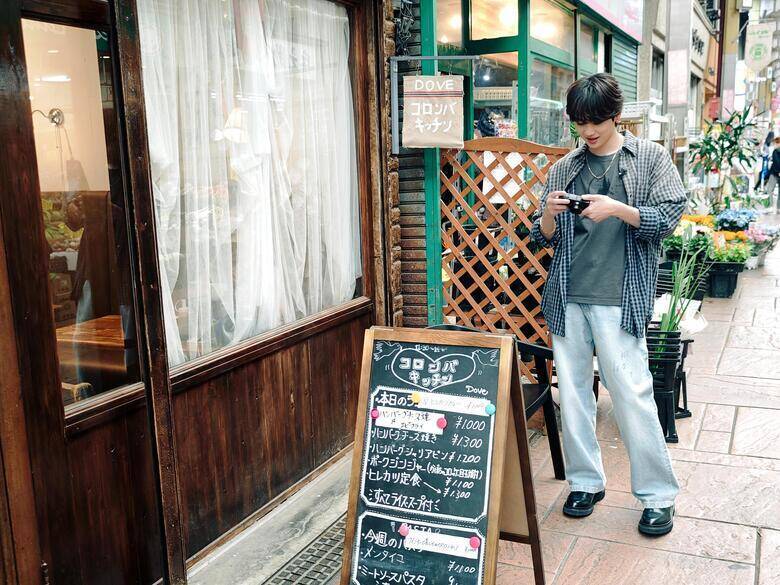 HOKUTOがレトロな商店街でカメラを嗜む、THE RAMPAGE・吉野北人では見られない"素の顔"